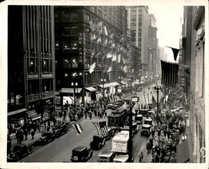 GA239 1930 Original Foto AMERICAN FLAGS LINE STATE STREET & ADAMS CHICAGO IL - Bild 1 von 2