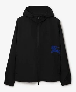 Neu. BURBERRY Herren Ritter bestickte Nylon Kapuzenjacke. Gr. XL. 1090£. Schwarz/blau - Bild 1 von 11