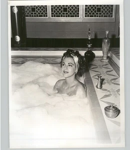 Dominican Actress MARIA MONTEZ Bathing Portrait 1942 Press Photo - Picture 1 of 2
