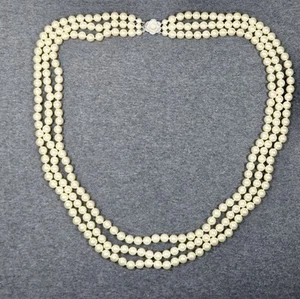 Vintage Camrose & Kreuz Jackie Kennedy JBK KUNSTPERLEN 3-STRÄNG HALSKETTE Silber Verschluss - Bild 1 von 4