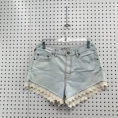 Pantalones cortos de mezclilla Free People para mujer talla 29 azul con dobladillo de encaje a rayas cortados Foto 1 de 4