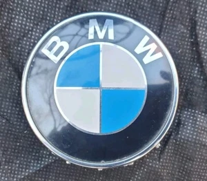 BMW Serie 1 Emblema Símbolo Signo Insignia Logo Adorno OEM Original Fábrica Trasero - Imagen 1 de 3