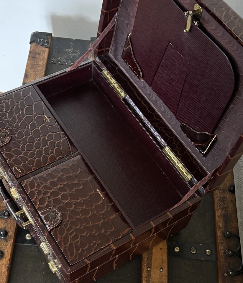 Estuche de tren tocador de viaje vintage de cuero en relieve de cocodrilo de tiro corto Foto 1 de 4