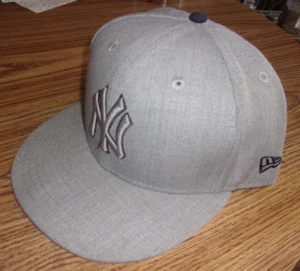 NUEVA YORK YANKEES NEW ERA 59FIFTY GRIS CLARO/GRIS TALLA 8 SOMBRERO/GORRA - Imagen 1 de 3