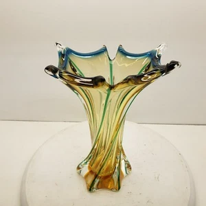 "Jarrón de vidrio artístico amarillo verde azul con parte inferior pulida 10 1/2" - Imagen 1 de 7
