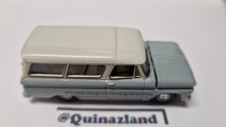 Auto World Premium series 1966 Chevrolet Suburban, corpo grigio con bianco (A31) - Immagine 1 di 4
