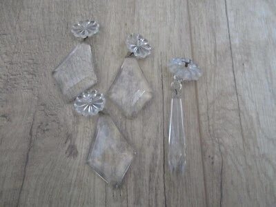LOT DE 3 PAMPILLES DIAMANTS +FLEURS +1 PAMPILLE   VERRE POUR LUSTRE ANCIEN  - Photo 1/4