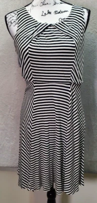 Vestido Vaina ELLE Mujer Pequeño Negro Blanco Rayas Rayón Sin Mangas Cuello Redondo Foto 1 de 4