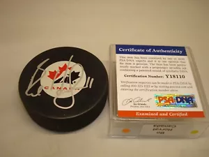 Disco de Hockey Bo Horvat Firmado por el Equipo Canadá Canas Autografiado PSA/ADN Certificado de Autenticidad 1A - Imagen 1 de 3