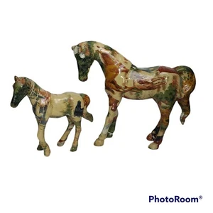 Figuras de caballo de 10"" yegua 71⁄2"" potro caballos de pie diseño de estampado de caballo de resina - Imagen 1 de 12