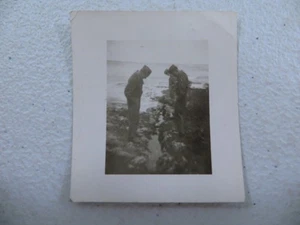 Foto original de soldados aerotransportados de la 101ª Guerra Mundial en la playa / costa 2" x 2" - Imagen 1 de 2