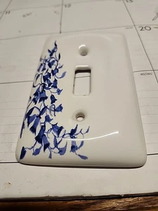 Porzellan/Keramik Steckdose Teller Abdeckung -- weiß & blau geblümt - Bild 1 von 2