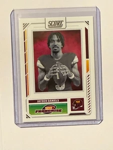 2025 Score Jayden Daniels #32 Franchise - Commanders - Bild 1 von 2