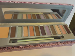 MALLY LOVING LIFE SHADOW PALETTE - CITYCHICK 12 COLORS + Brush - New in Box - Picture 1 of 7