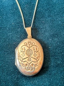 Beautiful vintage locket with verse engraved to reverse 20” silver chain - Picture 1 of 2
