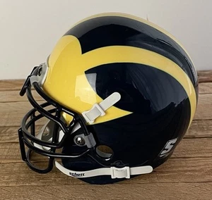"Minicasco Michigan Wolverines NCAA 5"" de alto con correa para la barbilla marca Shut" - Imagen 1 de 12
