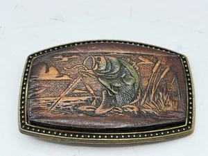 Springender Großmaulbarsch Forelle Angeln Fischer geprägt auf Leder Gürtelschnalle - Bild 1 von 3