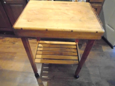 MESA DE TRABAJO BLOQUE CARNICERO SOBRE RUEDAS Foto 1 de 4