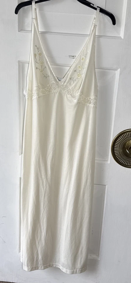Vintage  Miss Elaine Long Nightgown SzLarge embroidered flowers, plunging V neck - Image 1 of 4
