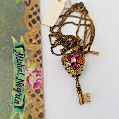 Collar Medallón Llave Michal Negrin Rojo Rosa Cristales Romántico Delicado Corazón Regalo Foto 1 de 4