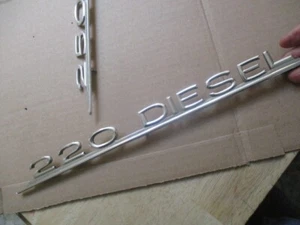 Mercedes Benz 220 emblema diésel 3 soportes de empuje sin precio 15 y 3/8 iches de largo - Imagen 1 de 6
