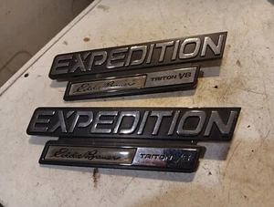 2 Ford Expedition Eddie Bauer Triton V8 Fender? L & R Badges Nameplates Emblems - Bild 1 von 10