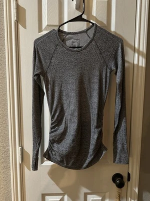 Camisa Athleta Mujer XS Gris Oscuro Lados Acanalados Top Manga Larga Cuello Redondo Activa Foto 1 de 3