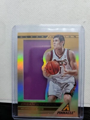2013-14 Panini Pinnacle Clear Vision tercer cuarto #63 Ersan Ilyasova #05/24 Bucks Foto 1 de 3