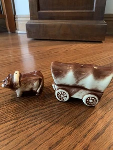 VTG COVERED WAGON(2 1/2" X 3 3/4") & OXEN TEAM(1 1/2" X 2 3/4") SALT/PEPPER SET - Picture 1 of 6