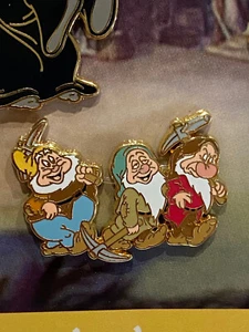2009 Disney Booster Pin Blancanieves y los siete enanitos con Happy Sleepy Grumpy - Imagen 1 de 1