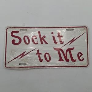 Oldtimer Kosmetik Nummernschild SOCK IT TO ME💥Beleuchtung BOLZEN ⚡️ ROT WEISS geprägt - Bild 1 von 6