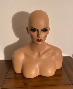 Realistische weibliche Schaufensterpuppe Kopf echte Wimpern blaue Augen für Perücken Hüte Schmuck - Bild 1 von 7