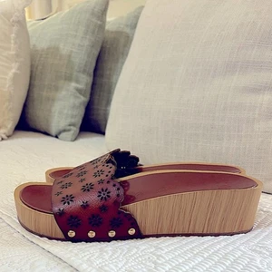 Just Fab Sandalias Onduladas Ojales Marrón Repujado Herrajes Dorados Talla 7.5 Excelente - Imagen 1 de 7