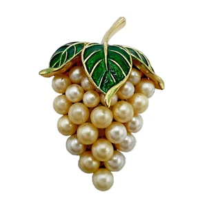 Krone Trifari Brosche Anstecknadel Traube Cluster Vintage goldfarben Kunstperle grün Emaille - Bild 1 von 9