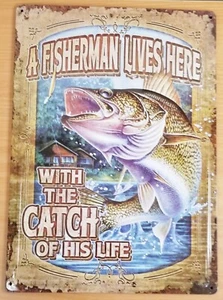 Letrero de metal 17" x 12" Un pescador vive aquí con la captura de su vida - Imagen 1 de 5
