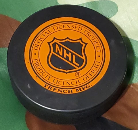 VANCOUVER CANUCKS NHL VINTAGE LICENSED PUCK TRENCH + VEGUM MFG. MADE IN πΈπ° Cover