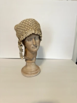 Antigua gorra de tocador crudo de ganchillo con cinta Foto 1 de 4