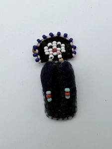 Vintage Handarbeit Perlen Filz Figur Anstecknadel - Native-Stil Miniatur Brosche - Bild 1 von 2