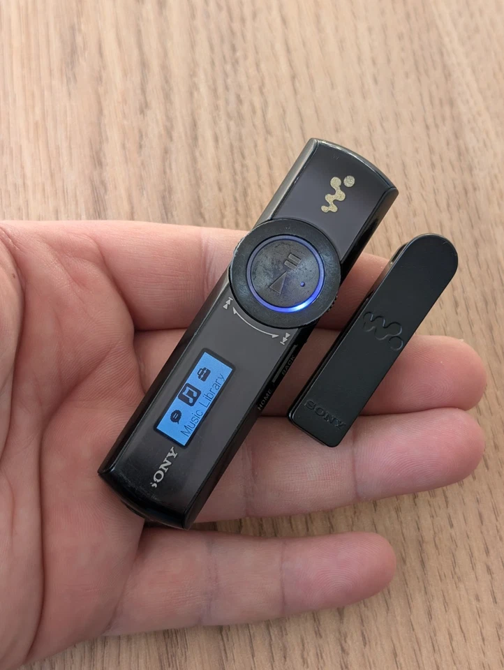 SONY Walkman NWZ-B172 MP3 Player 2GB BLACK with Belt Clip - Image 1 of 4