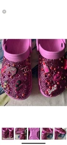 CUSTOM BARBIE ROSA GRÖSSE 8 STRASS PERLEN JUWELENBESETZT GEBLENDET CROCS SCHUHE CLOGS - Bild 1 von 6