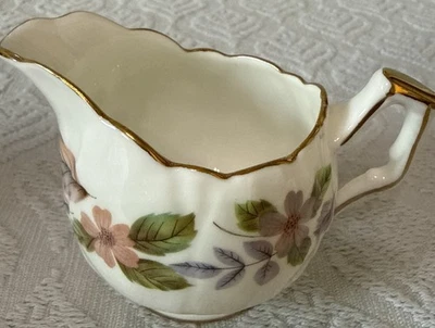 Mini crema Aynsley April Rose blanca con flores rosas y adornos dorados Foto 1 de 4