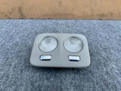 INFINITI Q70L 2015-2019 OEM TECHO TRASERO CÚPULA LUZ DE LECTURA (GRIS) Foto 1 de 4