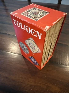 The Lord of the Rings & The Hobbit by J.R.R. Tolkien PB Red Box Set 1973 - Imagen 1 de 18