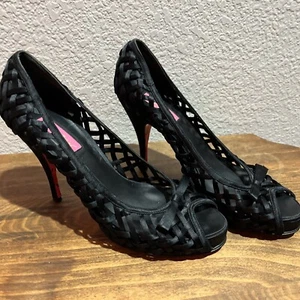 Sexy Zapatos de salón Betsey Johnson negros para mujer talla 9 elegantes tejidos con red de pescado - Imagen 1 de 5