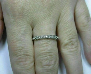 Hermosa banda de diamantes simulados de corte redondo de 1,00 quilates enchapados en oro blanco 14 K - Imagen 1 de 5