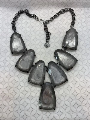 Collar Kendra Scott Harlow Distintivo Tono Gunmetal Espejo Roca Bien Usado (B) Foto 1 de 4