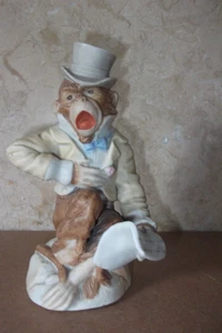 DEUTSCHES BISKUITPORZELLAN 14 CM SINGEND AUS NOTEN -AFFE IM ZYLINDERHUT + SCHWANZ - Bild 1 von 18