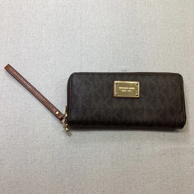 Cartera/muñequera Michael Kors marrón y dorado logotipo placa de identificación cremallera alrededor Foto 1 de 4