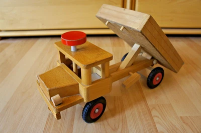 DDR HOLZSPIELZEUG SEHR SCHÖNER VERO LKW  KIPPER LENKBAR FÜR DIE SANDKISTE SELTEN - Bild 1 von 4