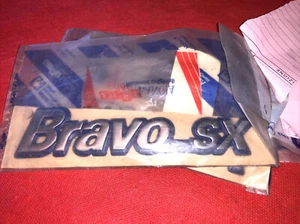 FIAT LOGO BRAVO SX 7791334 SIGLA EMBLEMA FREGIO STEMMA SCRITTA TARGHETTA BADGE - Foto 1 di 1